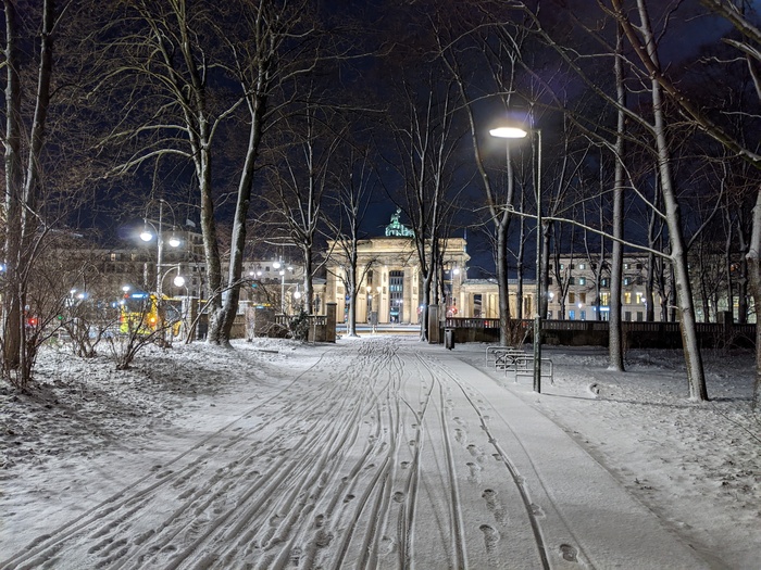 Brandenburger Tor under snow